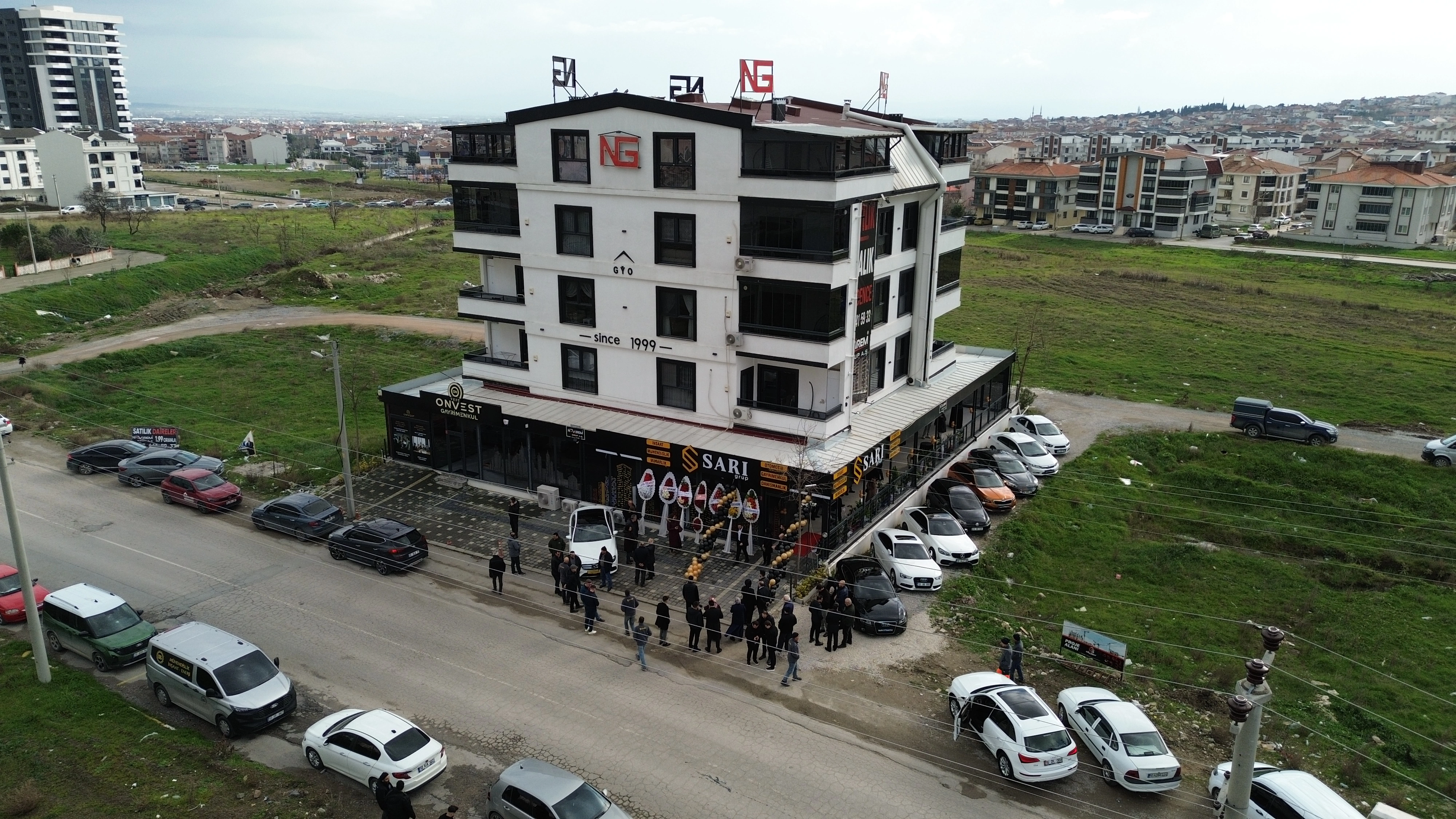 Sarı Grup ofis binası ve dükkan